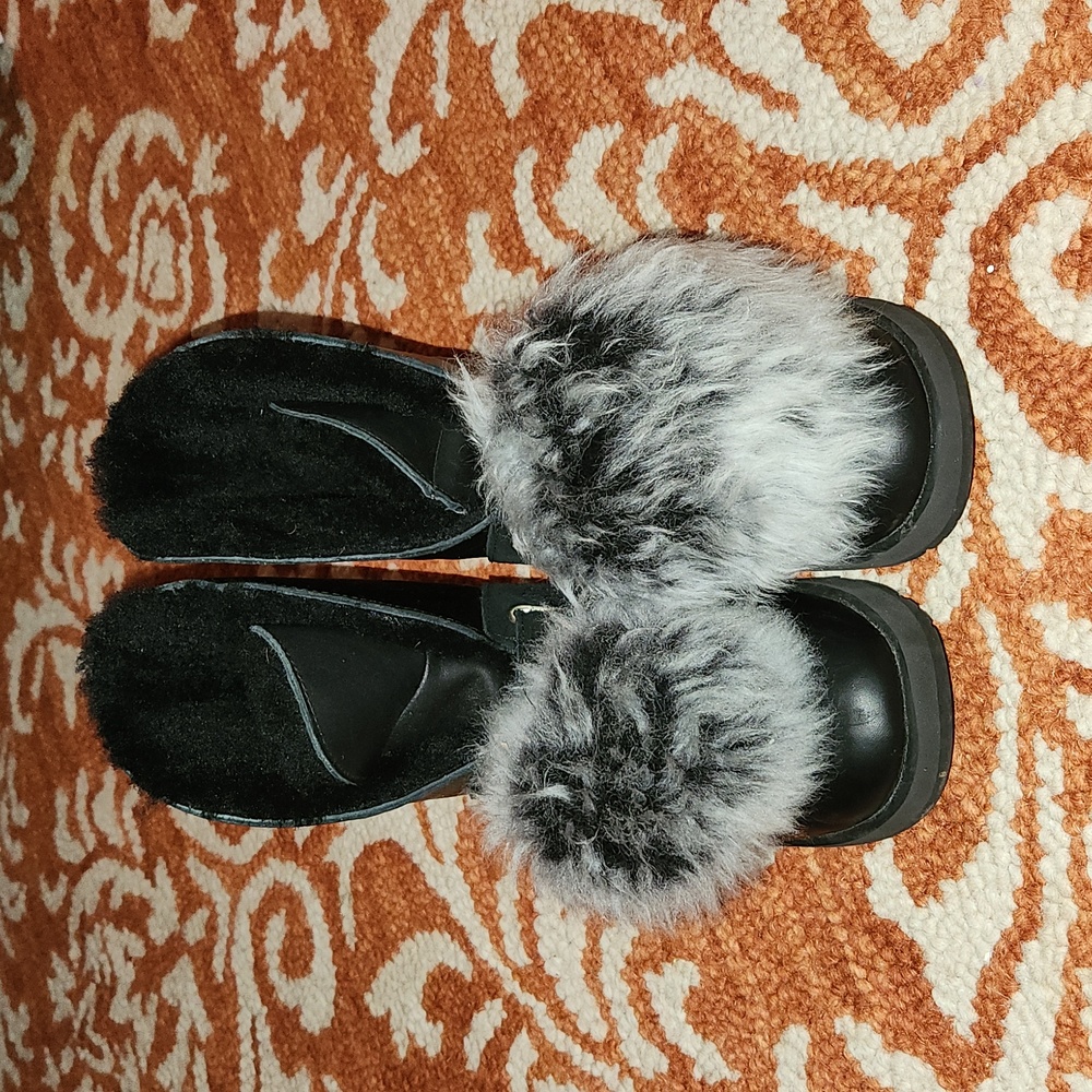 Ugg Isley Water-Resistant Boot with Removable Pompom size 7